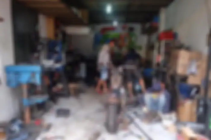 Suasana bengkel Meteor Custom di Cimanggis, Depok, Jawa Barat. BLT UMKM Rp 2,4 Juta, Untuk Tambahan Modal Apa di Bengkel Crash Bar?