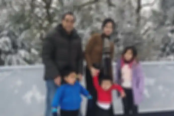 Ardi Bakrie dan Nia Ramadhani bersama anak-anak