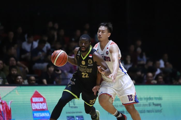 Guard asing Pacific Caesar Surabaya, Jjuan Hadnot, berupaya melewati penjagaan pemain Pelita Jaya Jakarta, Reggie Mononimbar, pada laga pertama play-off IBL Pertamax di Hi-Test Arena, Batam, Jumat (1/3/2019).