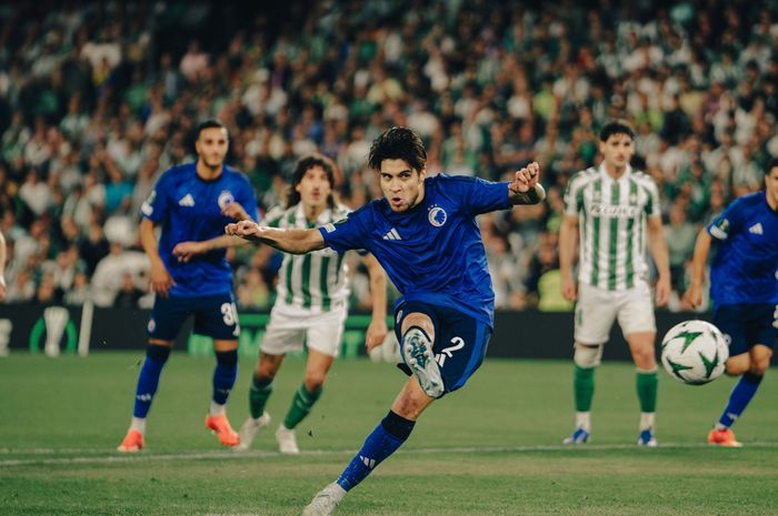 Bek berdarah Indonesia, Kevin Diks, mencetak gol penalti untuk FC Copenhagen ke gawang Real Betis pada ajang UEFA Conference League di Stadion Benito Villamarin, Kamis (24/10/2024).