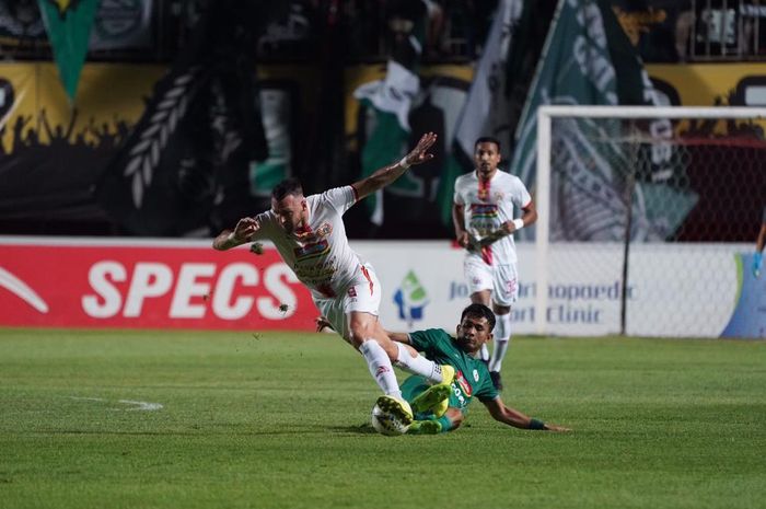 Penyerang Persija Jakarta, Marko Simic mendapat tekel pemain PSS Sleman pada lanjutan Liga 1 2019 pekan ke-24 di Stadion Maguwoharjo, Sleman, Kamis (24/10/2019). 