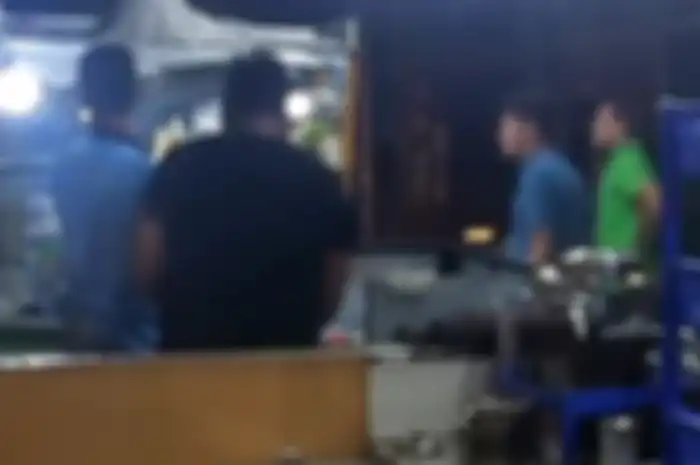 Pemilik salah satu warung kopi menyaksikan aksi geng motor