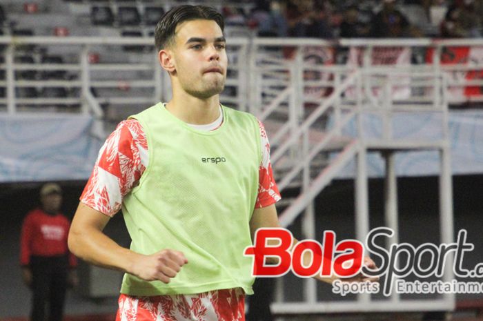 Pemain Timnas U-19 Indonesia Jens Raven saat melakukan pemanasan di Stadion Gelora Bung Tomo, Surabaya, Jawa Timur, Rabu (17/7/2024) malam. 