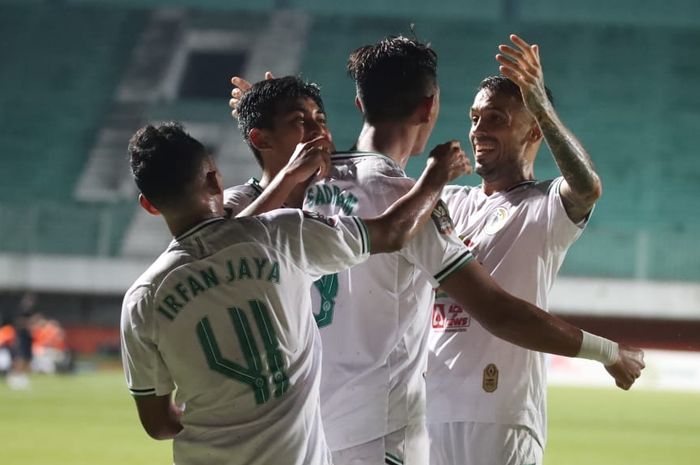 Irfan Jaya dalam laga Persib Bandung vs PSS Sleman pada leg pertama semifinal Piala Menpora 2021 di Stadion Maguwoharjo, Sleman, Yogyakarta, Jumat (16/4/2021).