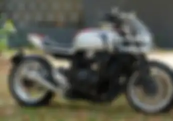 Motor Sport Fairing Kawasaki ZZR600 Berubah Bentuk, Kekar Tapi Feminim dengan Aksen Bunga di Sekujur Bodi