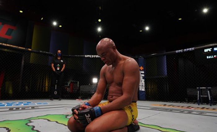 Presiden UFC, Dana White, mengucapkan terima kasih kepada eks juara kelas menengah, Anderson Silva, setelah laga terakhir pada UFC Vegas 12 di UFC Apex, Amerika Serikat, Sabtu (31/10/2020).