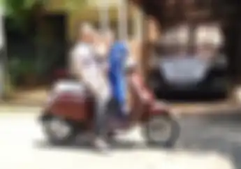 Wuih! Artis Ayu Dewi Beri Hadiah Motor Vespa Primavera Edisi Spesial Untuk Sang Ayah