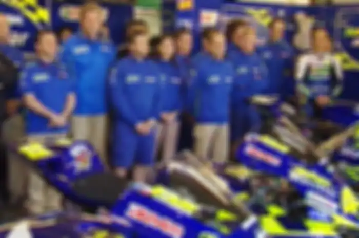 Sete Gibernau (paling kanan) bersama tim setahun setelah wafatnya Daijiro Kato