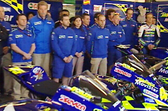Sete Gibernau (paling kanan) bersama tim setahun setelah wafatnya Daijiro Kato