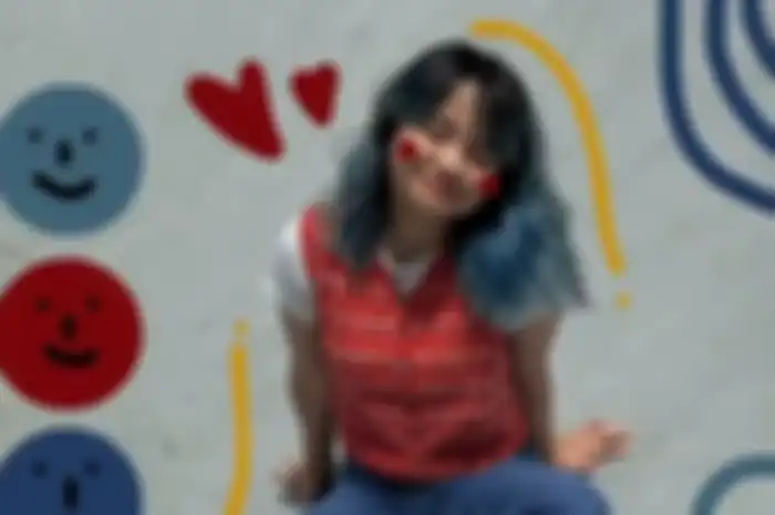 Gaya kece putri Mona Ratuliu, Mima Shafa, pakai sneakers putih