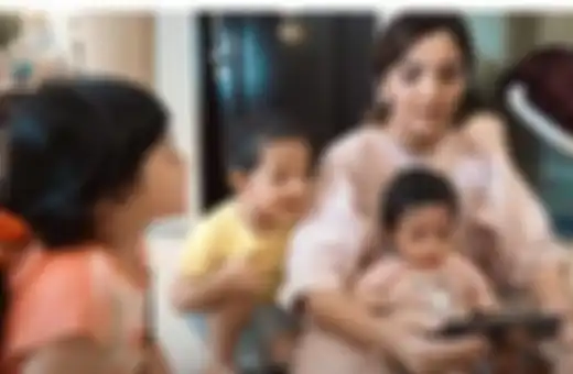 Arsy (kiri) Arsya, Ashanty dan anak kelimanya, Aisyah, Jumat (29/5/2020). keluarga Anang Hermansyah tampak bahagia setelah kedatangan anggota keluarga baru, seorang balita yang diangkat menjadi anak kelima.   