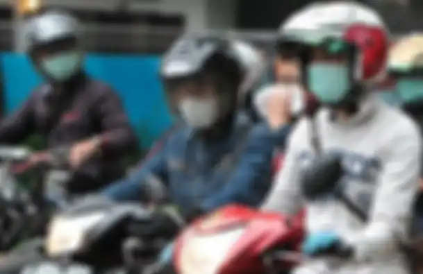 Ilustrasi pemotor memakai masker dan sarung tangan cegah penularan virus corona.