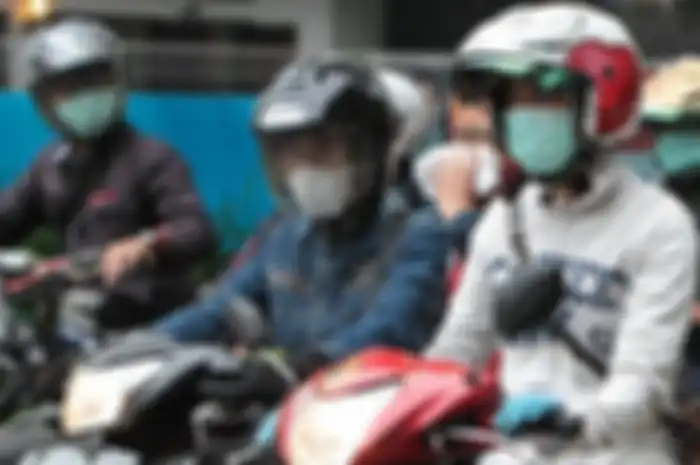 Ilustrasi pemotor memakai masker dan sarung tangan cegah penularan virus corona.