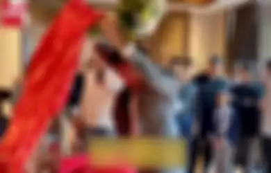 Girang Ciumi Kening Pengantin Wanita, Sosok Mempelai Pria Syok Setengah Mati Usai Buka Tudung Pernikahan, Auto Tersungkur di Pojokan