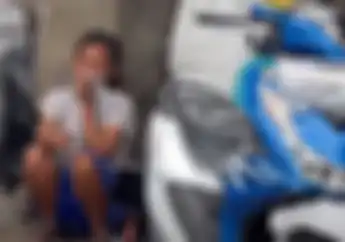 Pria Misterius Naik Honda BeAT Bikin Nenek Pemulung Nyender Sambil Nangis, : Ini yang Bener Mas, Ini Apa...