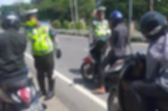 Mulai Selasa (1/3/2022) polisi resmi melakukan razia gabungan dengan mengincar 7 kesalahan pemotor.