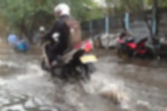 Pemotor disarankan hindari berjalan di pinggir jalan.