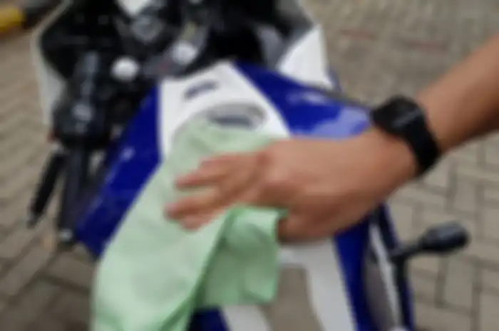 Usir lecet dan baret di bodi motor cukup pakai odol alias pasta gigi.