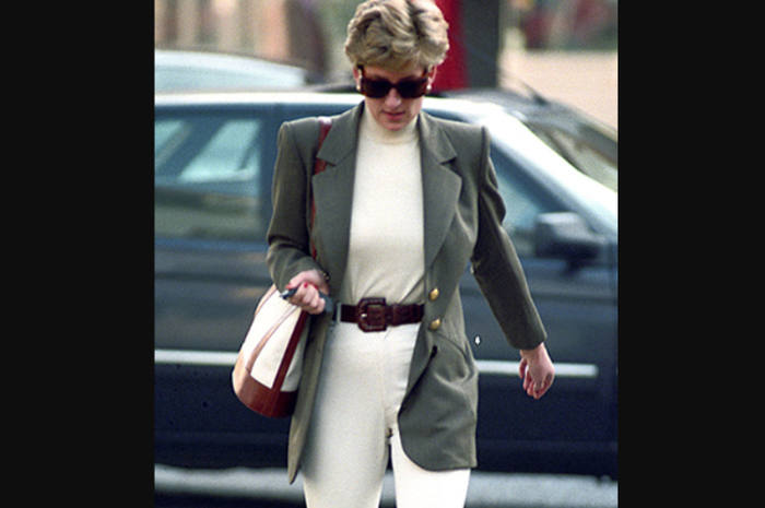 Gaya Princess Diana pakai celana putih.