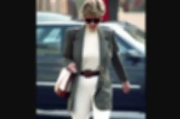 Gaya Princess Diana pakai celana putih.