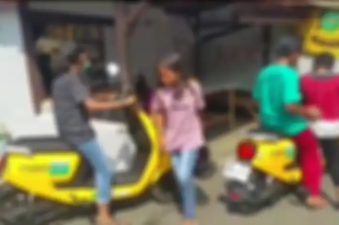 Anak-anak menyewa skuter listrik Migo di Palmerah, Jakbar.