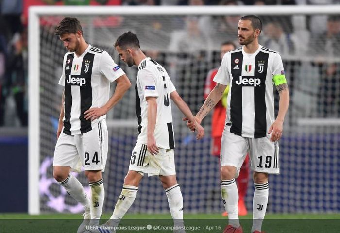 Tiga pemain Juventus, Daniele Rugani (kiri), Miralem Pjanic, dan Leonardo Bonucci, tertunduk lesu setelah disingkirkan Ajax Amsterdam pada babak perempat final Liga Champions 2018-2019.