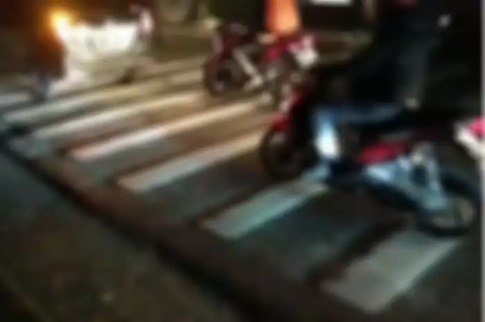 Keberadaan garis kejut di Jalan Raya Bogor KM 51 dikeluhkan pemotor.
