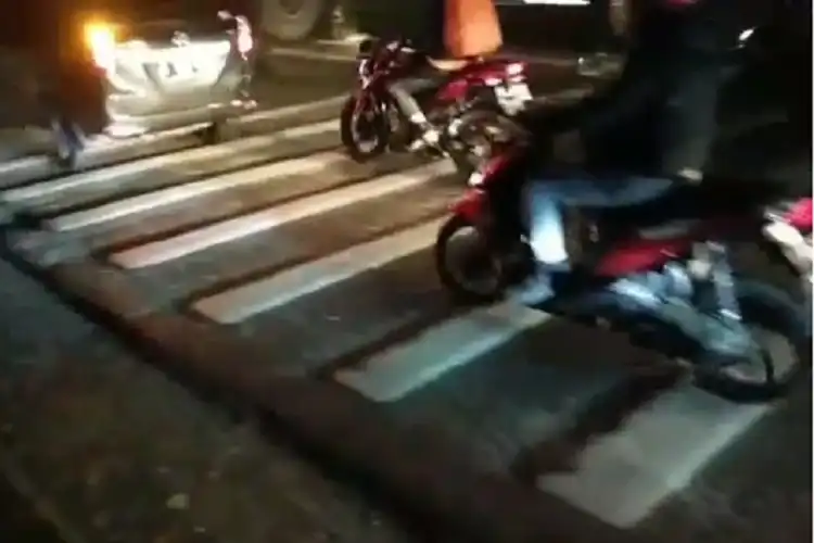 Bikers Wajib Waspada Garis Kejut di Jalan Raya Bogor KM 51, Seorang Pemotor Nyaris Kehilangan Nyawa