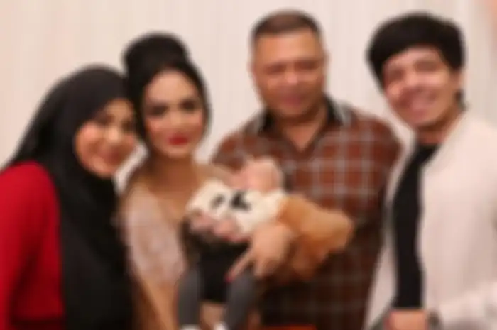 Raul Lemos, suami Krisdayanti, akhirnya bertemu dengan cucu pertamanya yaitu Ameena Hanna Nur Atta. 