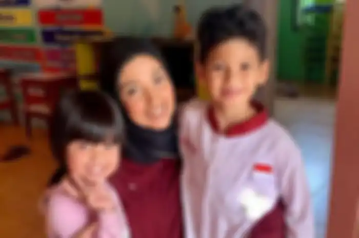Tsania Marwa dan kedua anaknya.