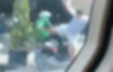 Karma Dibayar Kontan, Awalnya Sok Garang Tendang Pengemudi Ojol di Jalan, Pria Ini Angkat Bendera Putih Setelah Digerusuk Ratusan Driver, Sampe Kantor Polisi, Ternyata Ketahuan Positif Pakai Narkoba