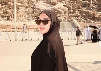 MasyaAllah, Nikita Mirzani Wakaf 300 Al-Quran Saat Umroh, Dinda Hauw Sampai Kagum Lihat Aksinya