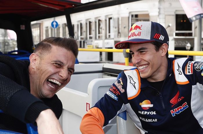 Pembalap tim Repsol Honda, Marc Marquez, sedang mengobrol dengan pemain Real Betis, Joaquin Sanchez.