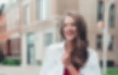 Paduan Dress Merah dan Outer Putih Buat Rayakan HUT RI 2022. Modis!
