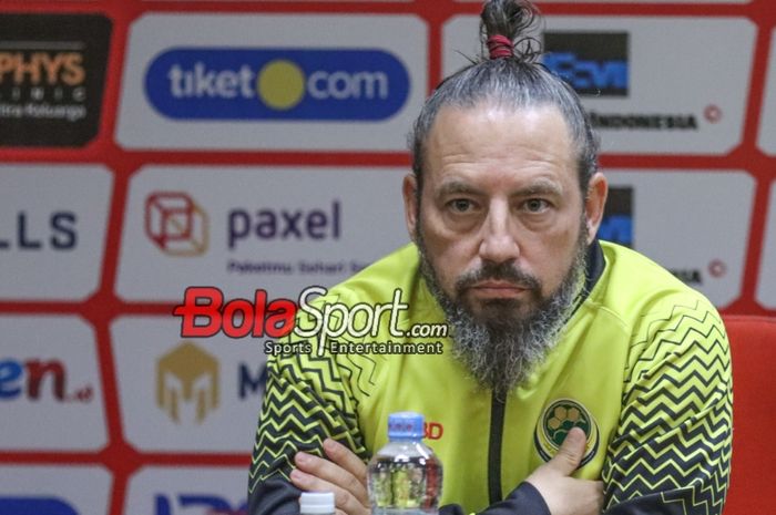 Pelatih timnas Brunei Darussalam, Mario Rivera, saat hadir dalam sesi jumpa pers di Media Center Stadion Utama Gelora Bung Karno, Senayan, Jakarta, Rabu (11/10/2023).