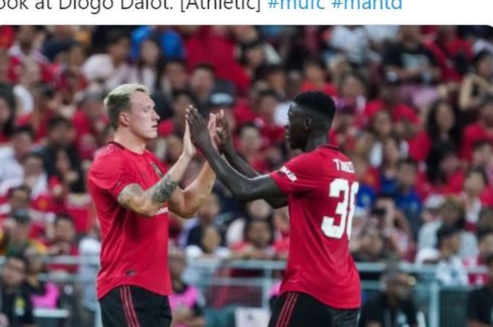 Phil Jones (kiri) dan Axel Tuanzebe (kanan) ketika bermain untuk Manchester United.