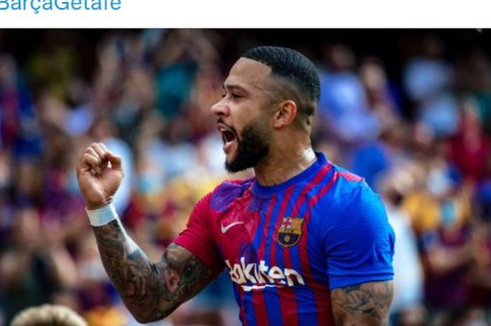 Striker Barcelona, Memphis Depay, merayakan gol ke gawang Getafe dalam laga Liga Spanyol di Stadion Camp Nou, Minggu (29/8/2021).