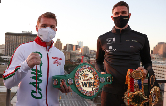 Pertemuan perdana antara Canelo Alvarez (kiri) dan Callum Smith (kanan) saat memamerkan sabuk juara WBC yang akan diperebutkan. 