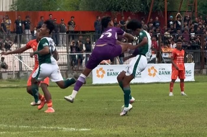 Insiden tendangan kungfu kembali terjadi di Liga 4, kali ini dalam lanjutan Liga 4 Jawa Tengah antara PSIR Rembang Vs Persikaba Blora, Rabu (21/1/2026).
