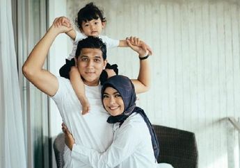 Haru, Tantri Kotak Unggah Foto Keluarga Seraya Doakan Sang Anak