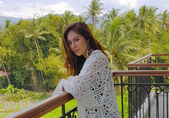 Awet Muda, Kepoin yuk Deretan Penampilan yang Kekinian dari Wulan Guritno Saat Kenakan Rippet Jeans