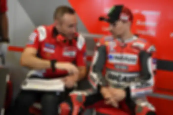 Jorge Lorenzo berbincang dengan crew chief-nya, Cristian Gabbarini