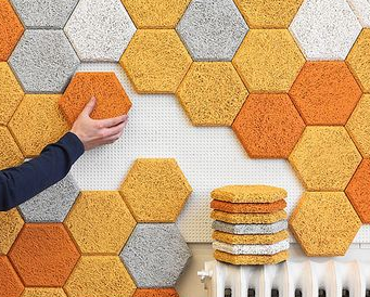 Wood wool, salah satu jenis material akustik berbentuk hexagonal warna-warnai