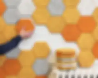 Wood wool, salah satu jenis material akustik berbentuk hexagonal warna-warnai