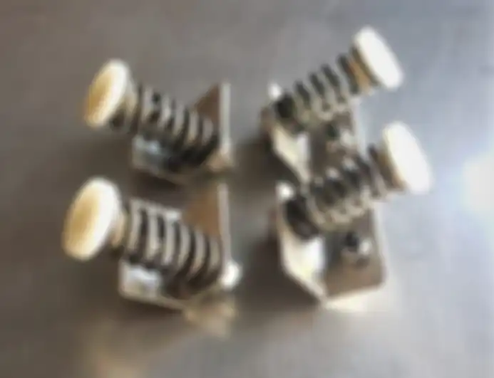 Pelat dan baut dibuat dari stainless steel dikombinasi per khusus serta teflon di bagian ujungnya