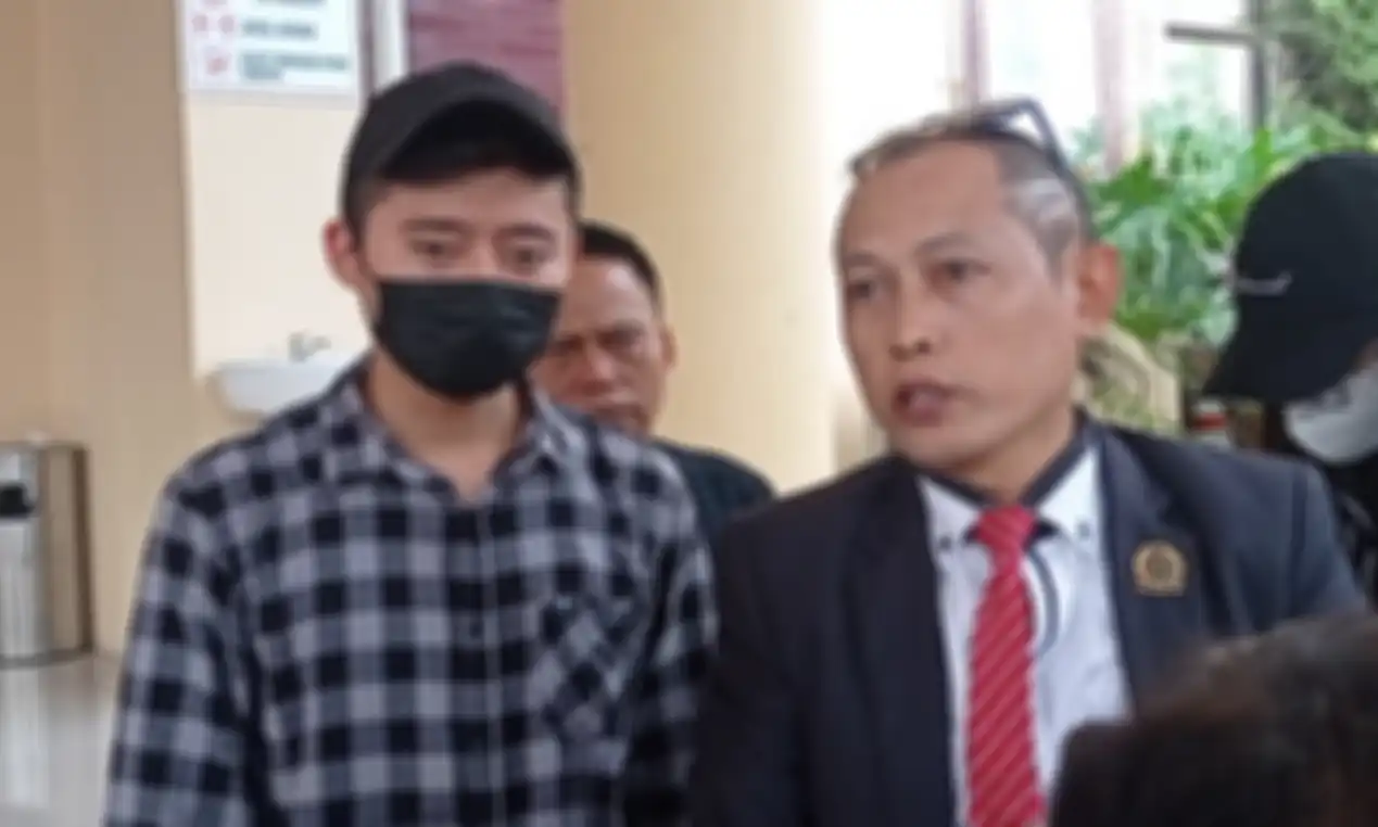Rozy Zay Hakiki, mantan suami Norma Risma, mendatangi Polda Banten, Kamis (5/1/2023).