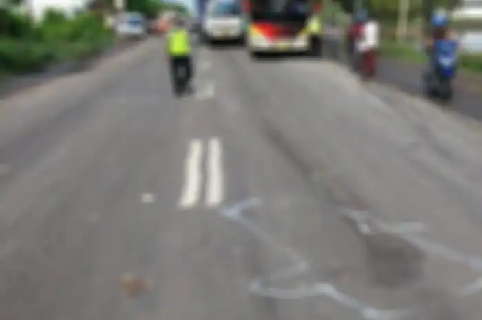 Polisi melakukan olah TKP kecelakaan Honda Vario dan truk