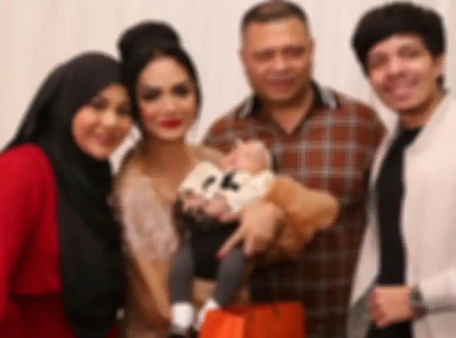 Raul Lemos, suami Krisdayanti, akhirnya bertemu dengan cucu pertamanya yaitu Ameena Hanna Nur Atta. 