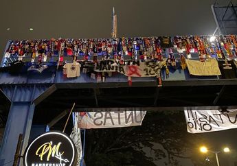 Tragedi Kanjuruhan Telan Ratusan Jiwa, Aremania Letakkan Syal Korban Meninggal Dunia di Jembatan Penyebrangan Malang hingga Nelangsa Janji Hal Ini: Kami Memutuskan...