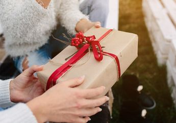 6 Aturan Tak Tertulis dalam Memberikan Hadiah Imlek, Hindari Kasih Kado Hanya 4 Barang